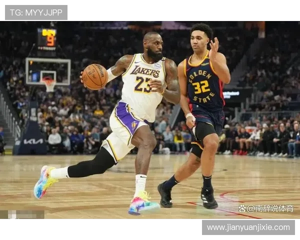 詹姆斯携手浓眉带领湖人击败勇士 迎来赛季关键胜利